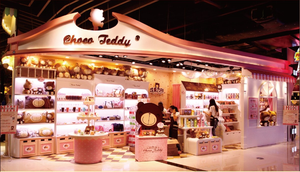 Choco Teddy flagship retail store — shelves of Choco Teddy bears and gifts under the brand's 272° smile sign